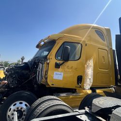 2012 Freightliner Cascadia PART OUT  (view Description) 