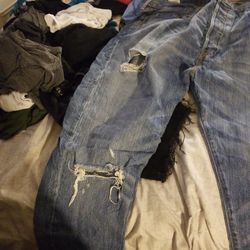 42/32 Levi's Rip and distressed