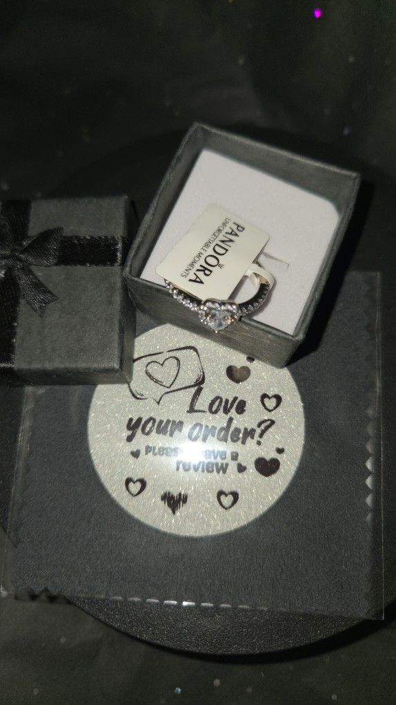 NEW Size 8 PANDORA With Tag 56mm Sterling Silver Heart Ring
Comes with the black ring box that you see in the pictures. 