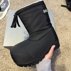 Black Balenciaga Alaska ski boots #winterboots