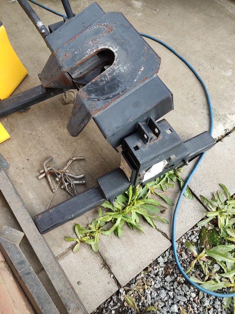 Fifth Wheel Hitch With Slider. Excellent Condition