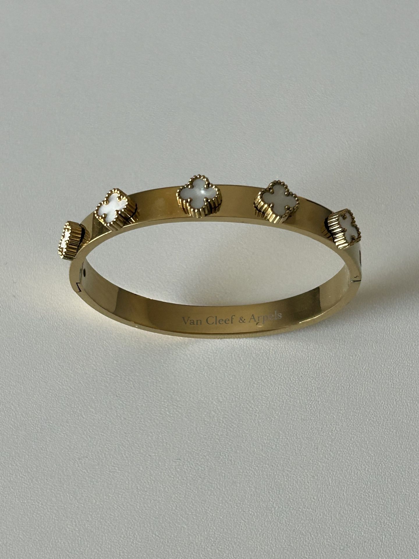 Van cleef and Arpeh Clover Bracelet thick metal but loose fit (gold and white)