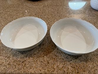 Set of 2 White Bowls with Scalloped Edge
