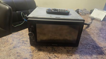 Kenwood Double DIN Car Stereo with Touchscreen like new condition $100 *****
