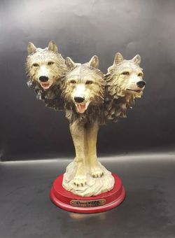 Classic Wildlife Collection Triple Wolf Head Statue