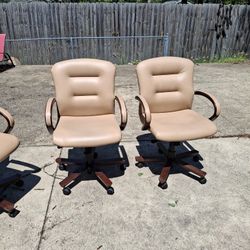 Very Nice Office Chairs There Is Five Of Them 