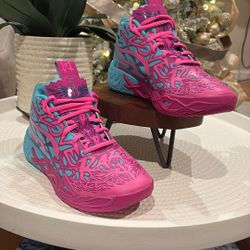 MB.04 Iridescent Size 6.5 US