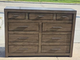 DRESSER