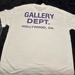 white gallery dept tee size M