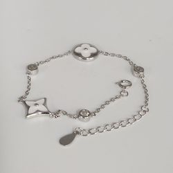Fashion Silver Bracelet With White Enamel Motive Charms 7.5"