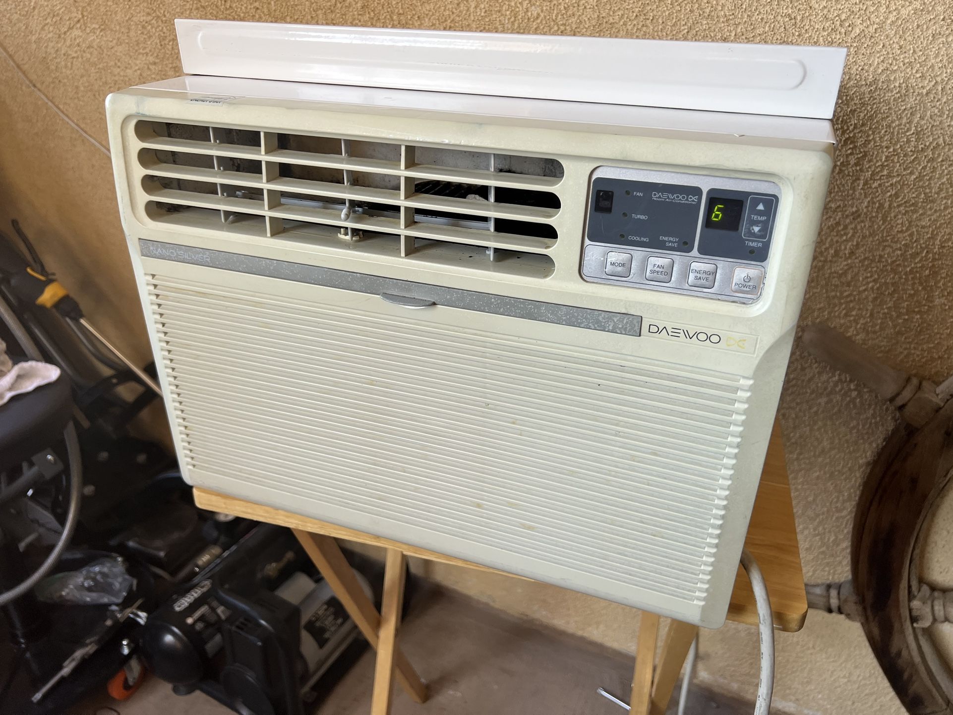 Window Unit Porrable Sir Conditioner. 5350 Btu DAEWOO
