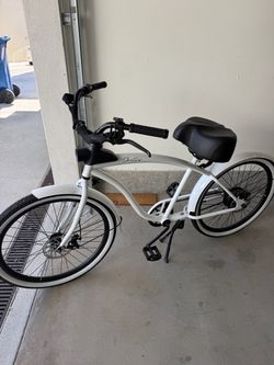 Beach cruiser style e-bikes