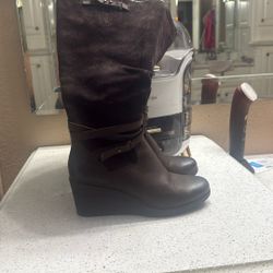 UGG BROWN BOOTS Size 6