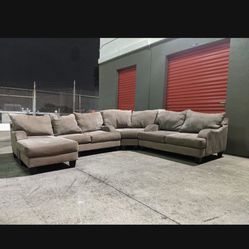 Beautiful Sectional Couch w/ Reversible Chaise Lounge 
