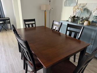 Expandable dining table set