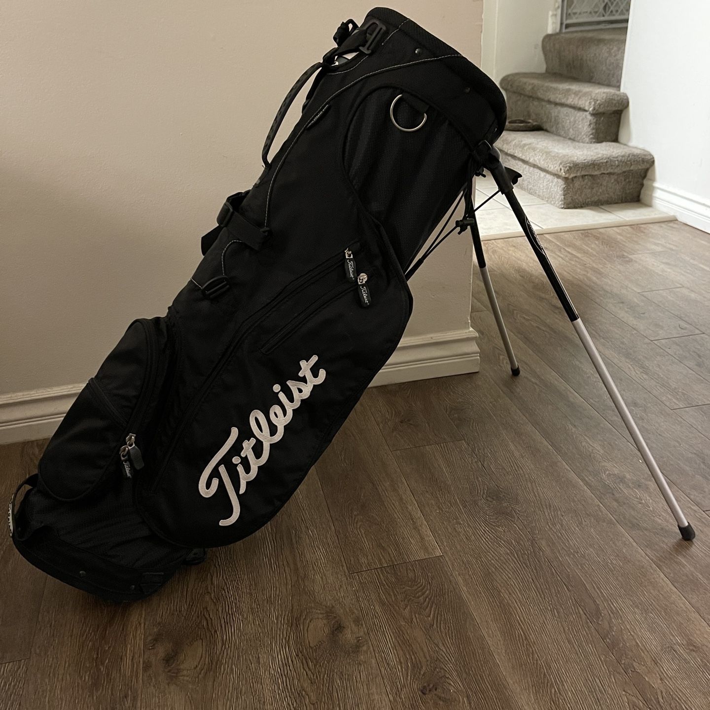 ゴルフバッグ　 TITLEIST SX56 Black Golf Bag w/ Kickstand And Storage for Sale in