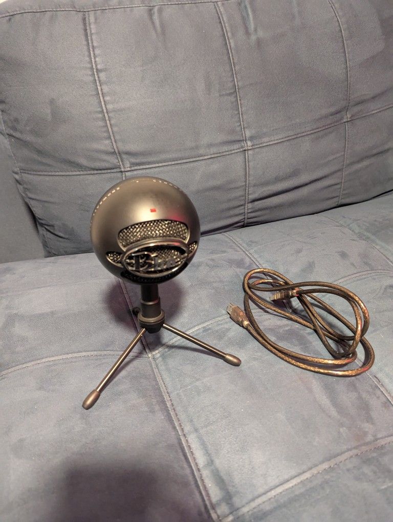 Blue iCE microphone with stand