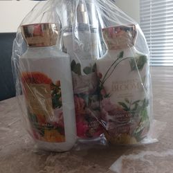 BRAND NEW BATH & BODY WORKS SET.......😁😊😍
