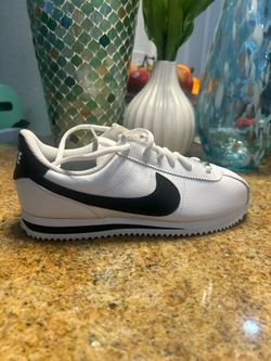 Nk Cortez brand new original shoe  no box white/bk size 6y =6.5 lady