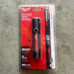 Milwaukee red lithium USB 800 lumens flashlight
