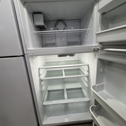 Refrigerator 67Hx33W