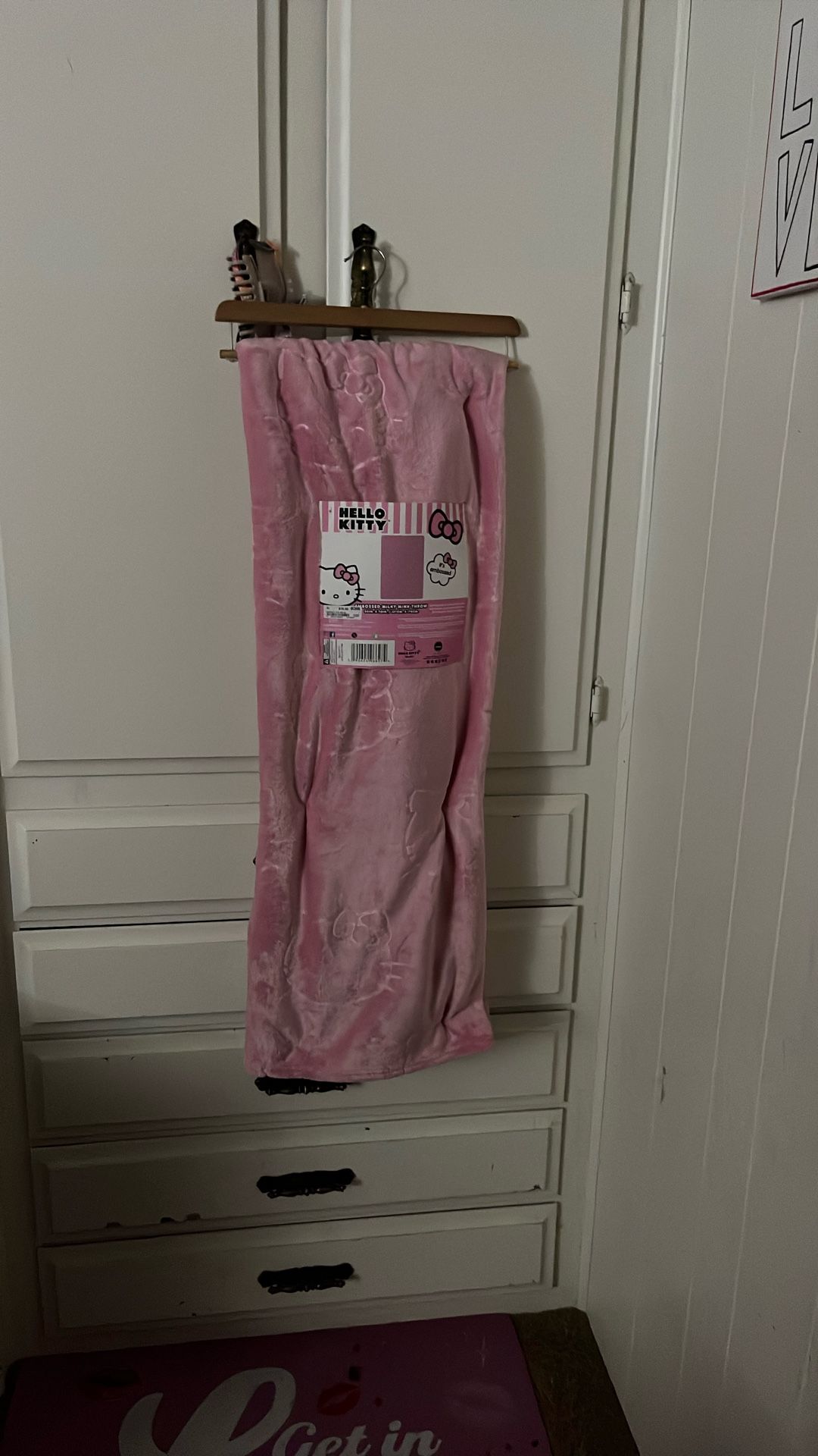 Hello Kitty Embossed Blanket Pink