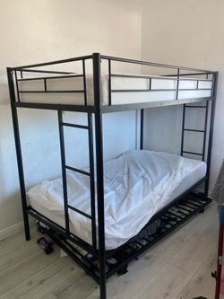 Bunk Bed/ Trundle