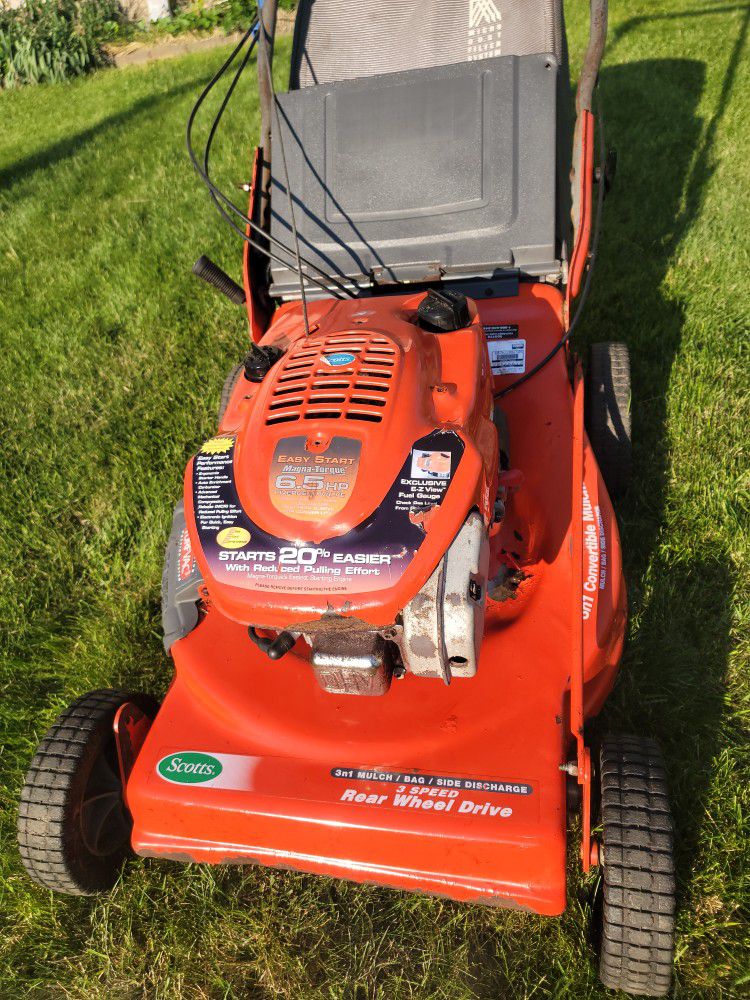 Scotts In Mulching And Bagging Self Propelled Lawnmower for Sale in Bay  Shore, NY OfferUp