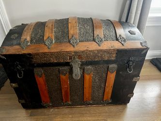 Bose Wave Radio And Victorian Steamer Trunk