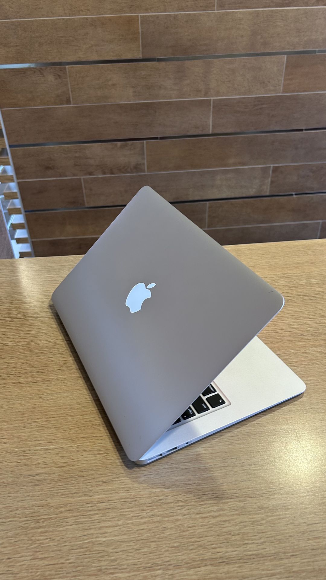 Apple MacBook Air 13” i5/4GB/256GB SSD $180