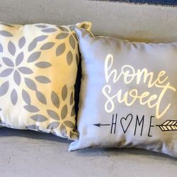 4 18" Foam Pillows