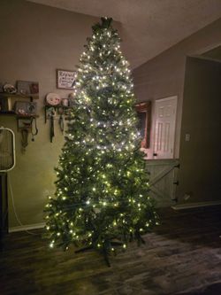 Beautiful 9 ft prelit Christmas tree READ DESCRIPTION