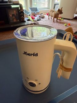 Electric milk frother for espresso and iced coffee drinks