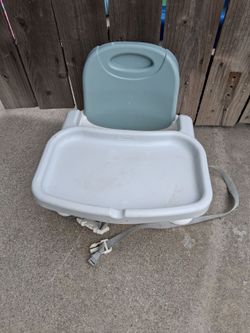 Feeding chair 💺 portable works good folds easy has all the attachments $20 obo south la 90043 se habla spanish