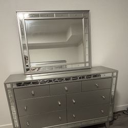 Dresser With Mirror 