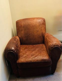Crate and Barrel Leather comfy/quality Chair