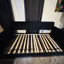 Black velvet day bed