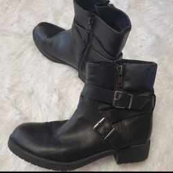 AMERICAN EAGLE BLACK BUCKLE ANKLE BOOTS!