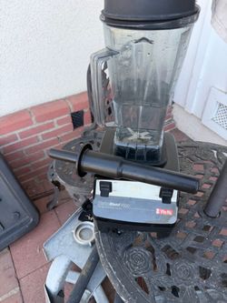 Vitamix blender with64 oz container