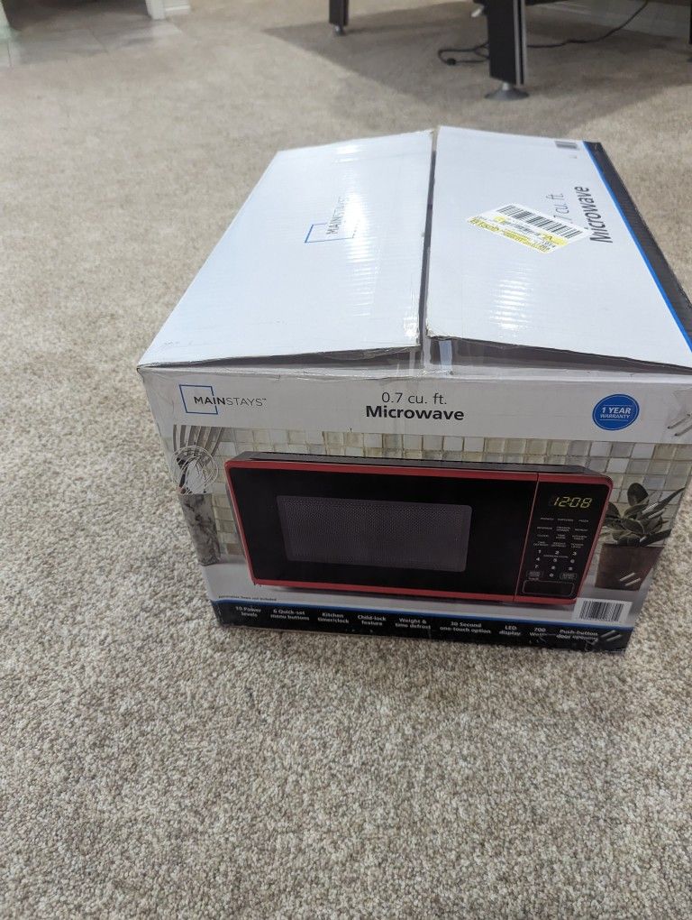 Mainstays 0.7 cu. ft. Countertop Microwave Oven, 700 Watts, Red, New