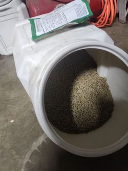 Rabbit food with container