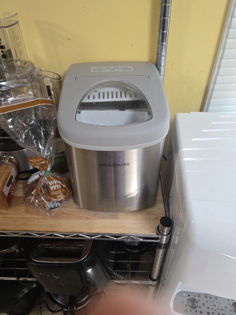 Frigidaire tabletop Ice Maker 