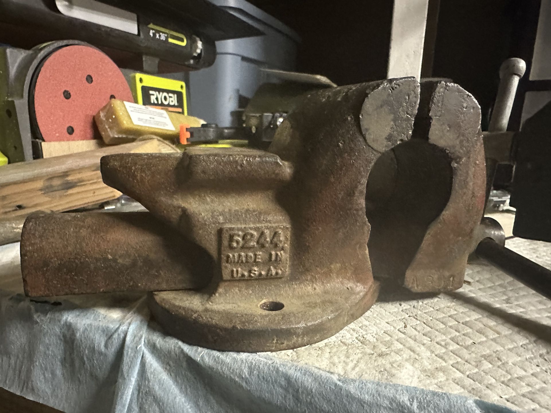VINTAGE Dunlap 5244, 3-1/2” Jaw & Anvil Bench Vise
