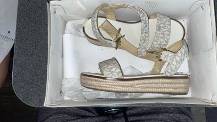 Micheal Kors Size 6