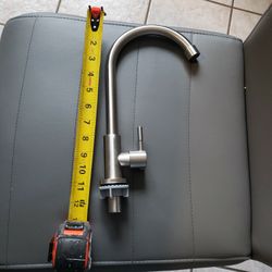 Llave De Fregadero o Lavamanos.  Solo agua Fría. Nueva. 