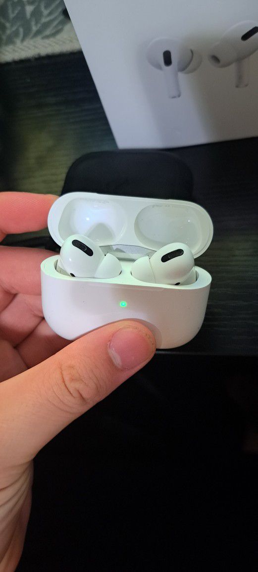 AirPods Pro W/ Silicone Carry case