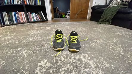 Boys Size 2 Under Armor Shoes