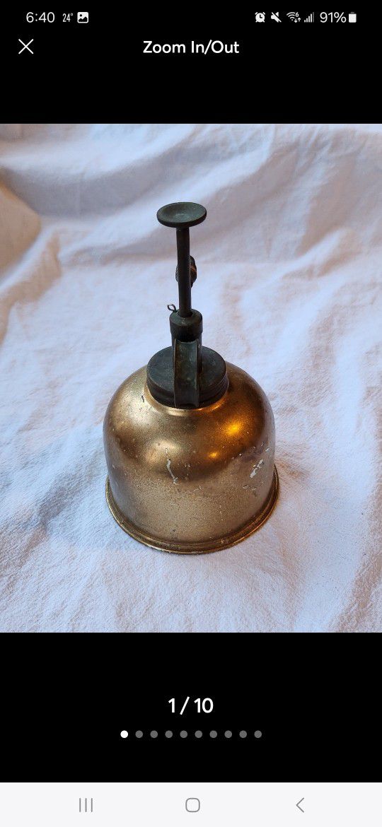 Vintage Metal Plant Mister Spray Can. Vintage Oil Can Pump Spray Diffuser.  Approximately 6" tall x 3.5" in diameter.  Excellent Condition!!  Please s