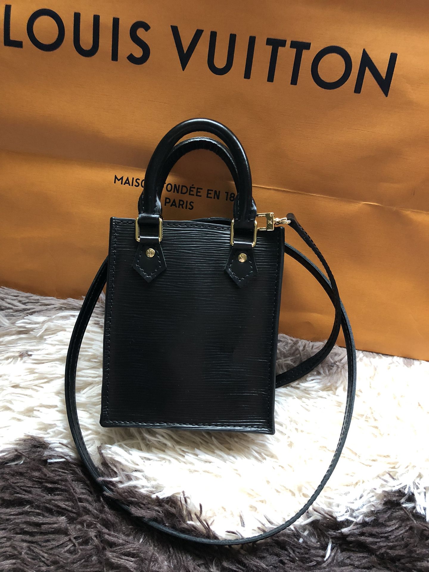 Louis Vuitton Epi Sac Plat Hand Bag Noir Black Unisex for Sale in Chevy  Chase, MD - OfferUp