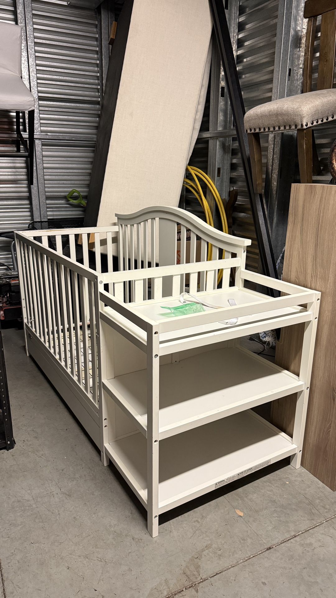 Graco Solano in Convertible Baby Crib w/ Attached Changing